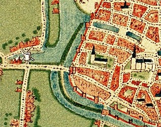 <p>Uitsnede van de kaart van Zwolle van Jacob van Deventer uit omstreeks 1565, met daarop het westelijk stadsdeel. Links is de Hoogstraat te zien, die vanaf de Kamperpoort naar het westen leidt. Direct buiten de stadsmuur is omstreeks 1500 midden in de stadsgracht een aarden wal opgeworpen, die de kwetsbare muur tegen het steeds efficiënter wordende geschut moest beschermen (beeldbank HCO). </p>
